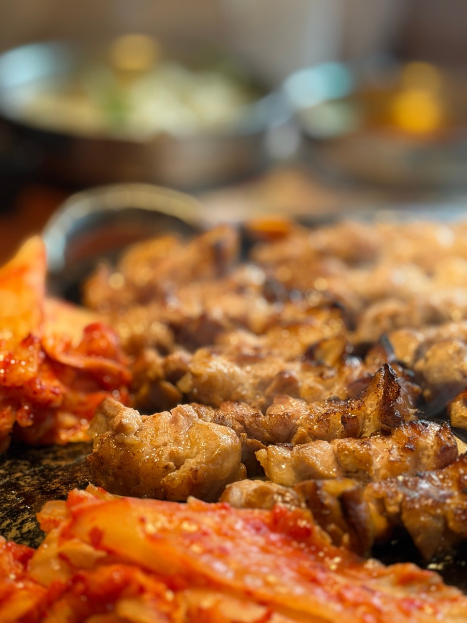 불판에 구운 삼겹살과 김치